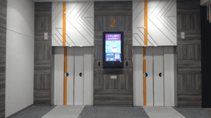 モール内広告 エレベーター扉