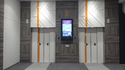 モール内広告 エレベーター扉