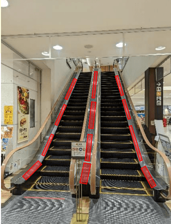 モール内広告 エスカレーター