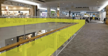 モール内広告 吹き抜けガラス1