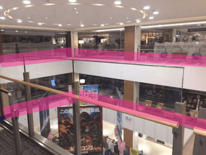 モール内広告 吹き抜けガラス