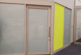 モール内広告 出入口横壁面1