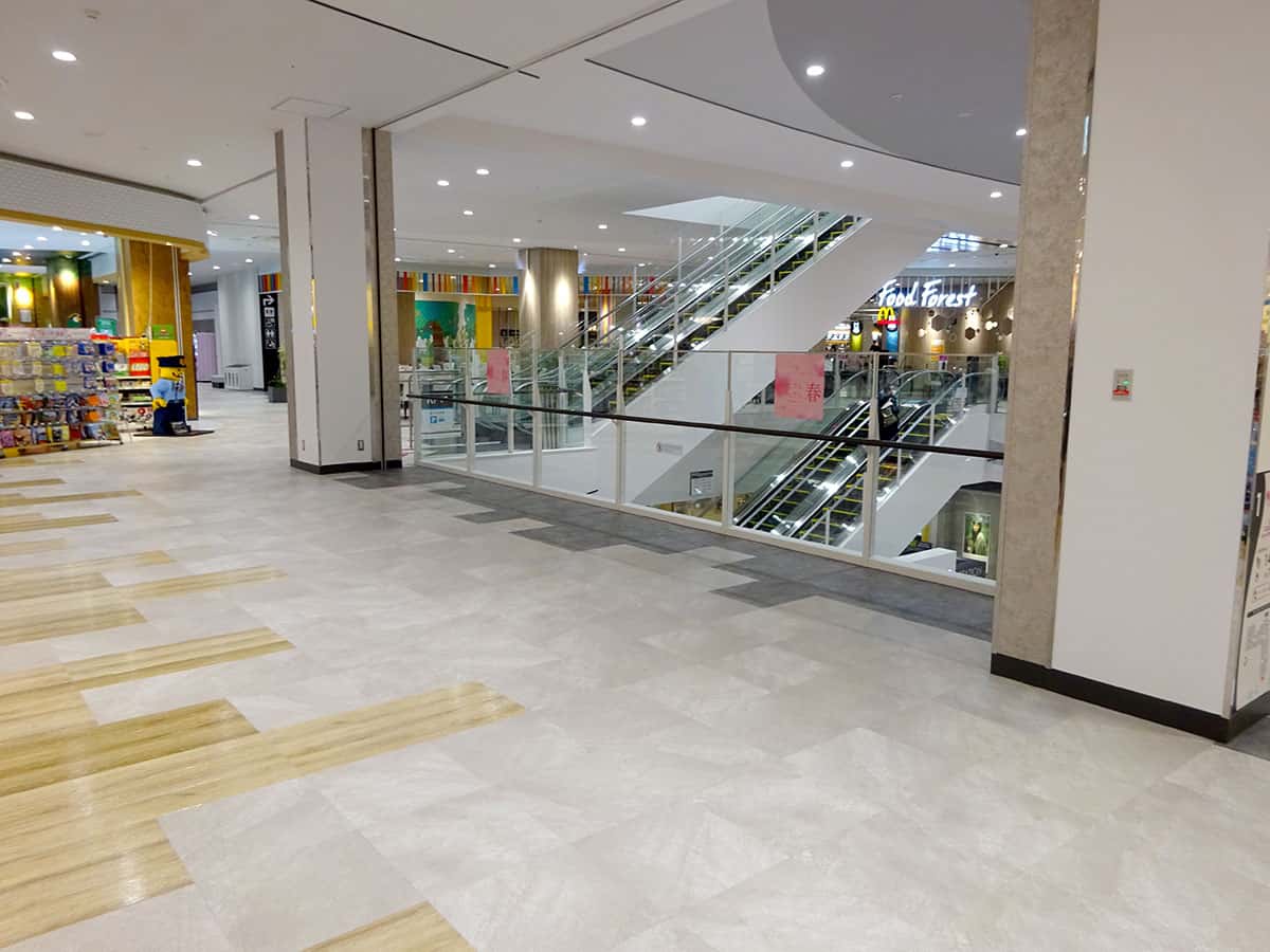 2F サウスコート吹抜け横