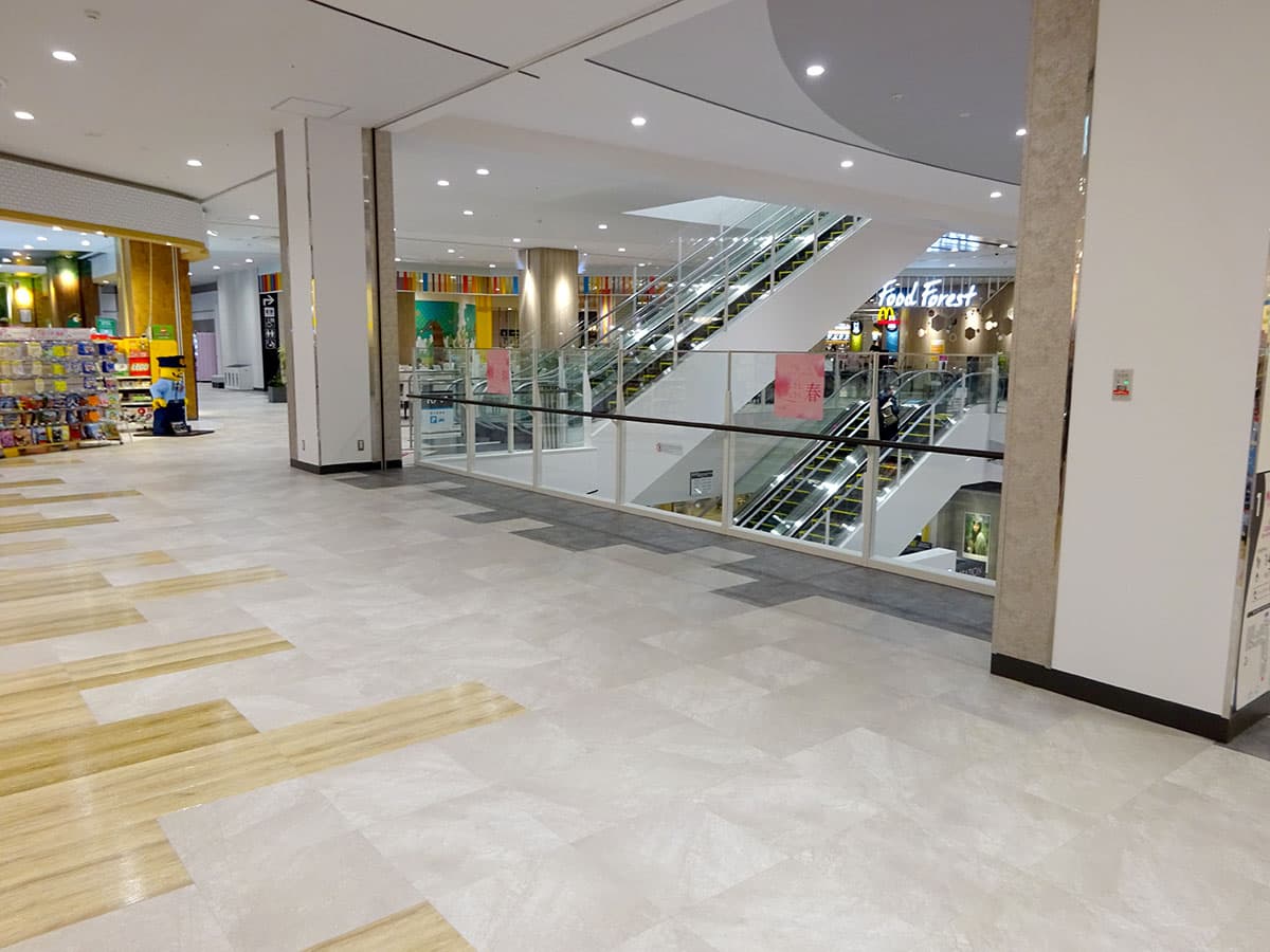 2F サウスコート吹抜け横