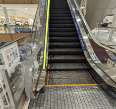 モール内広告 エスカレーター