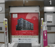 モール内広告 エレベーター1