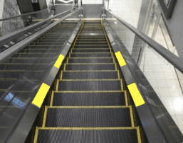 モール内広告 エスカレーター