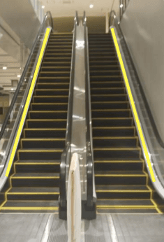 モール内広告 エスカレーター1