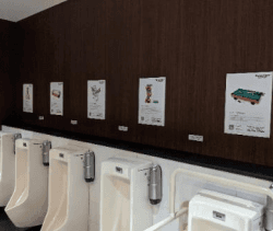 モール内広告 トイレ内ステッカー1