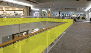 モール内広告 吹き抜けガラス1