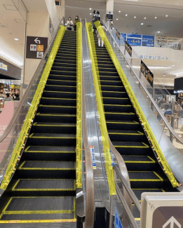 モール内広告 エスカレーターレーン