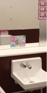 モール内広告 化粧室鏡ステッカー1