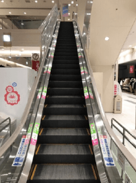 モール内広告 エスカレーター
