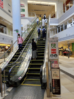 モール内広告 エスカレーター1