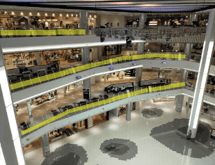 モール内広告 吹き抜けガラス