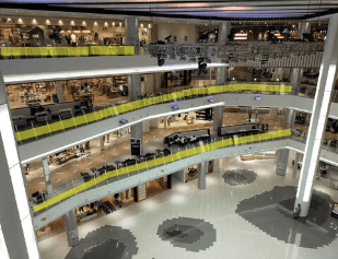 モール内広告 吹き抜けガラス