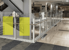 モール内広告 吹き抜けガラス1