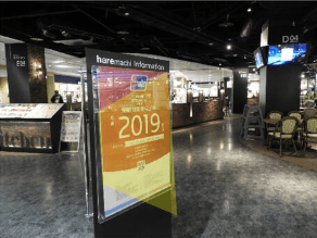 モール内広告 柱巻きポスター・三⾓什器ポスター1