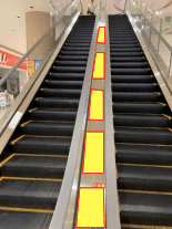 モール内広告 エスカレーター1