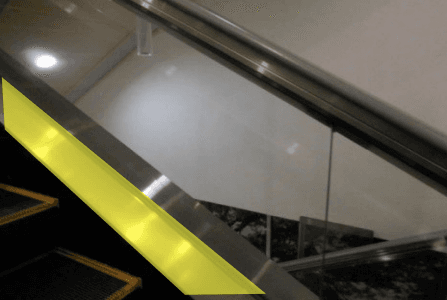 モール内広告 エスカレーター1