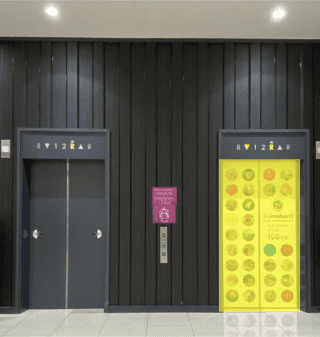 モール内広告 エレベーター扉