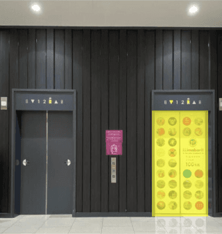 モール内広告 エレベーター扉