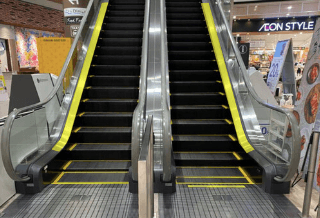 モール内広告 エスカレーター