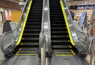 モール内広告 エスカレーター