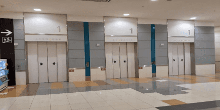 モール内広告 エレベーター扉