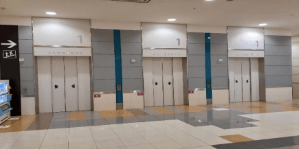 モール内広告 エレベーター扉