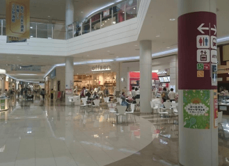 【都城駅前】モール内広告 柱巻き