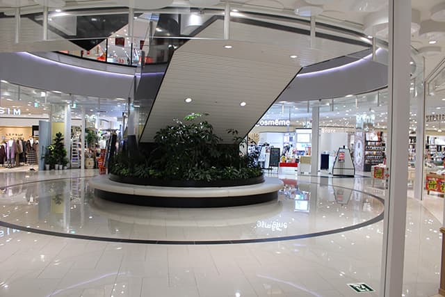 2F エスカレーター下