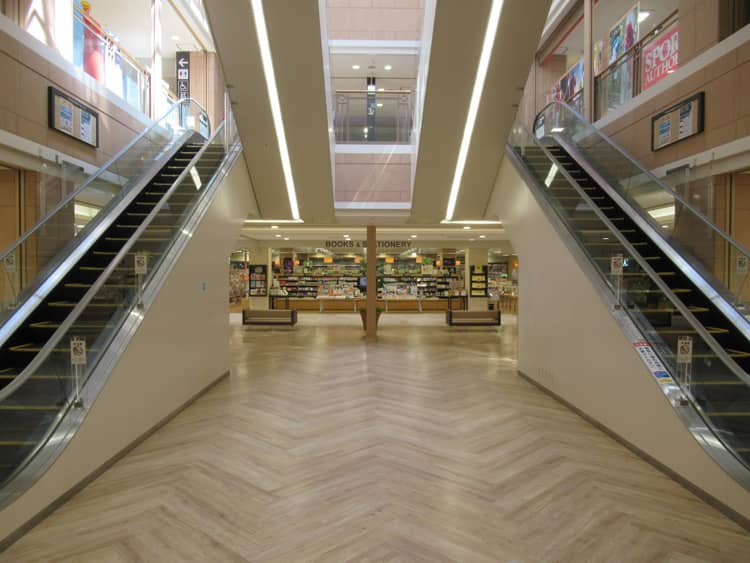 2F 未来屋書店前
