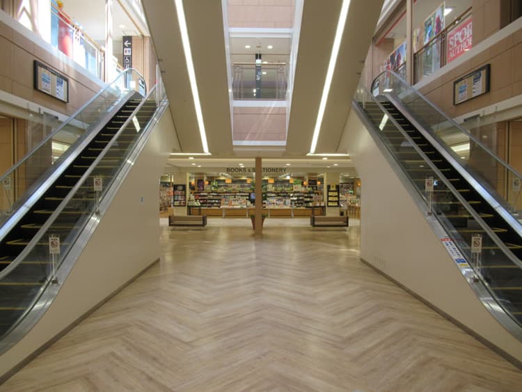 2F 未来屋書店前