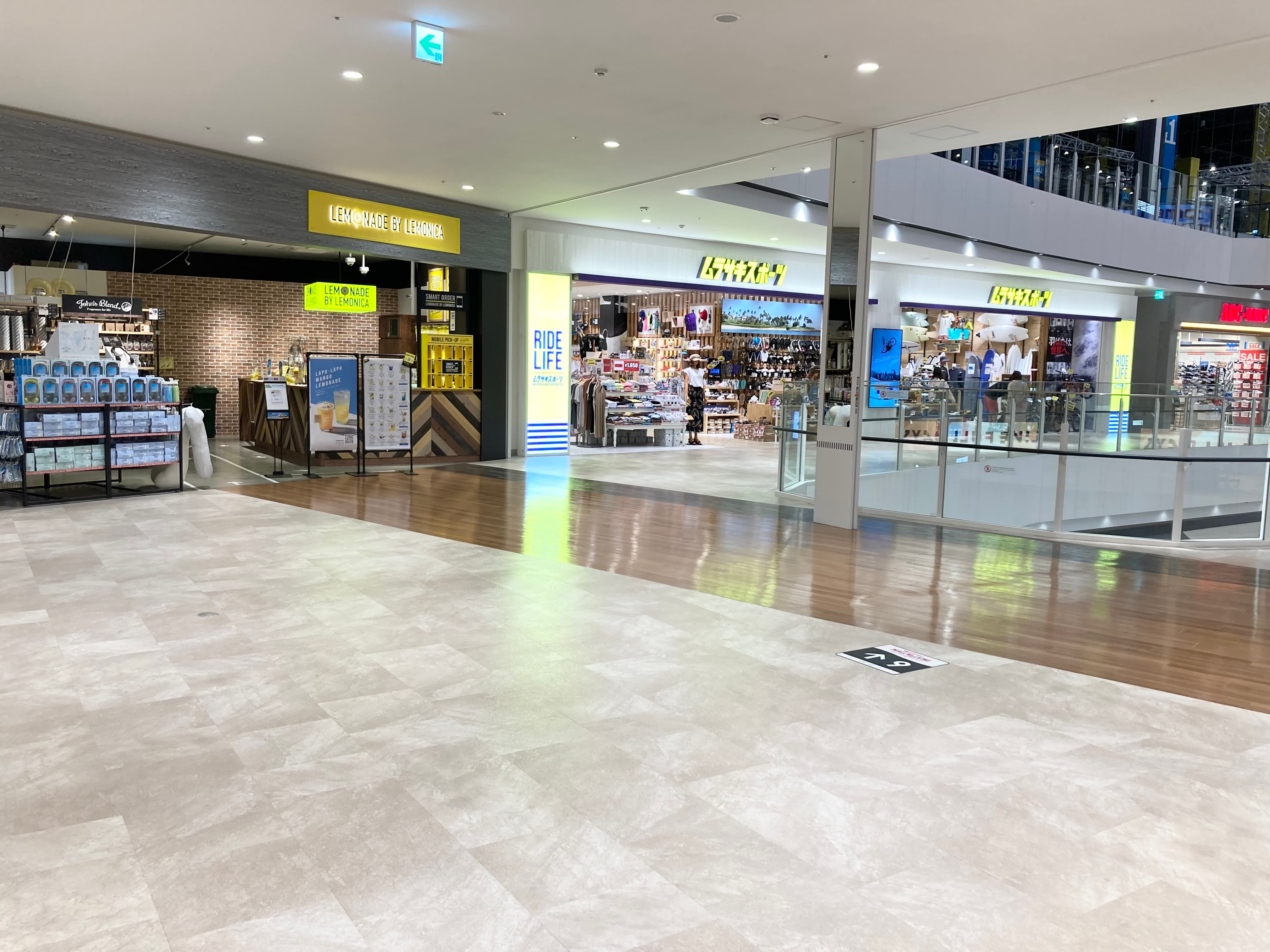 2階 モール北エスカレーター前