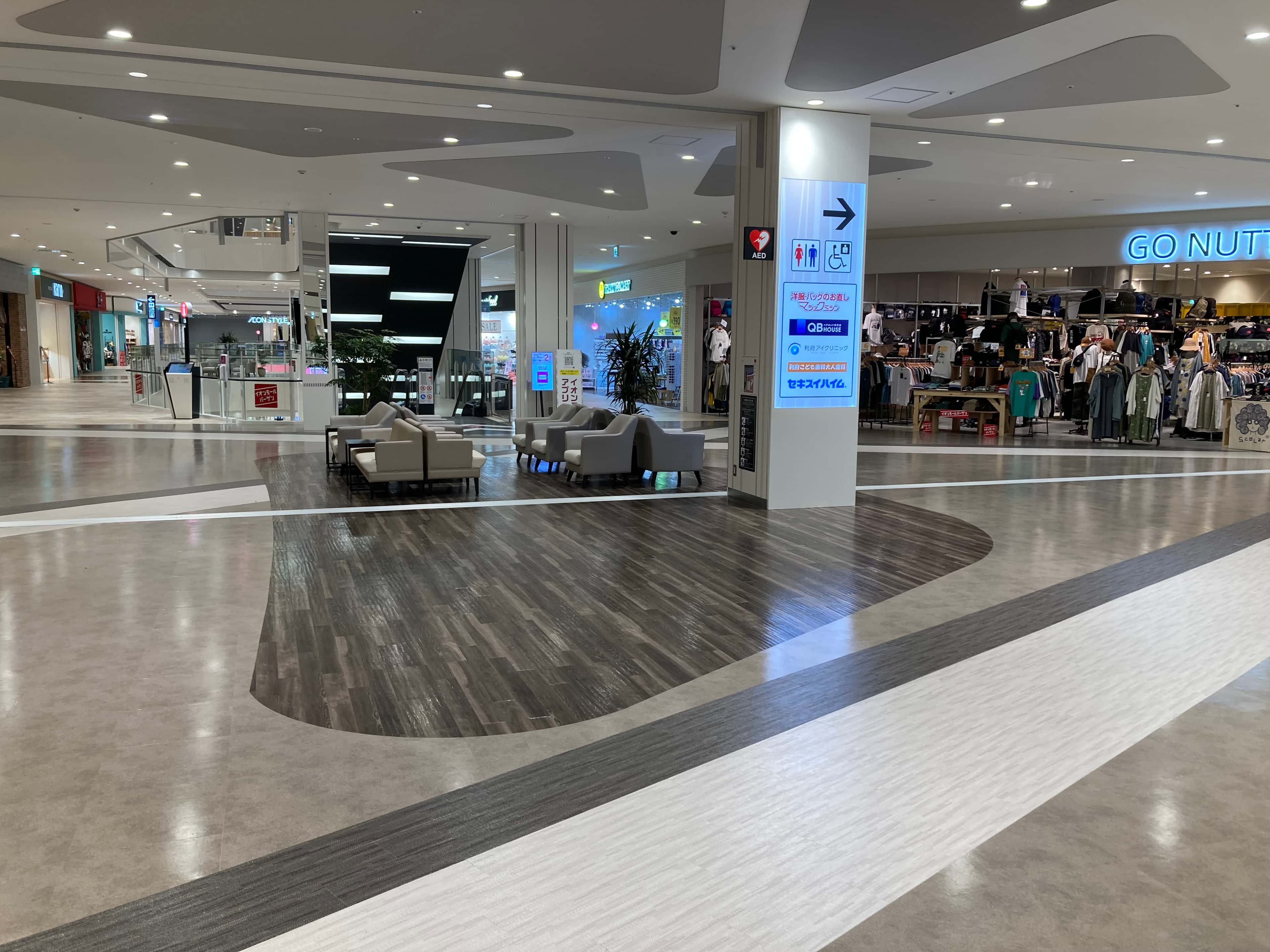 2階 モール東エスカレーター前