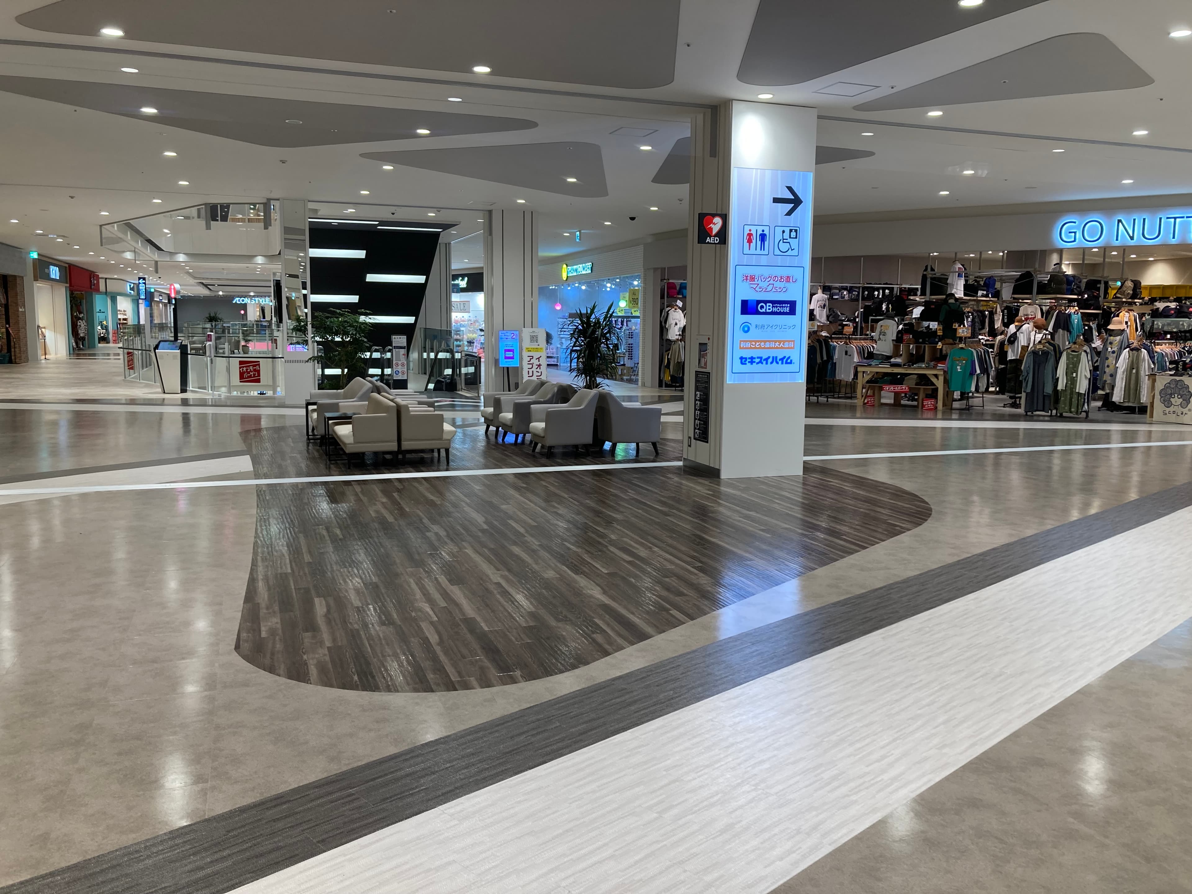 2階 モール東エスカレーター前