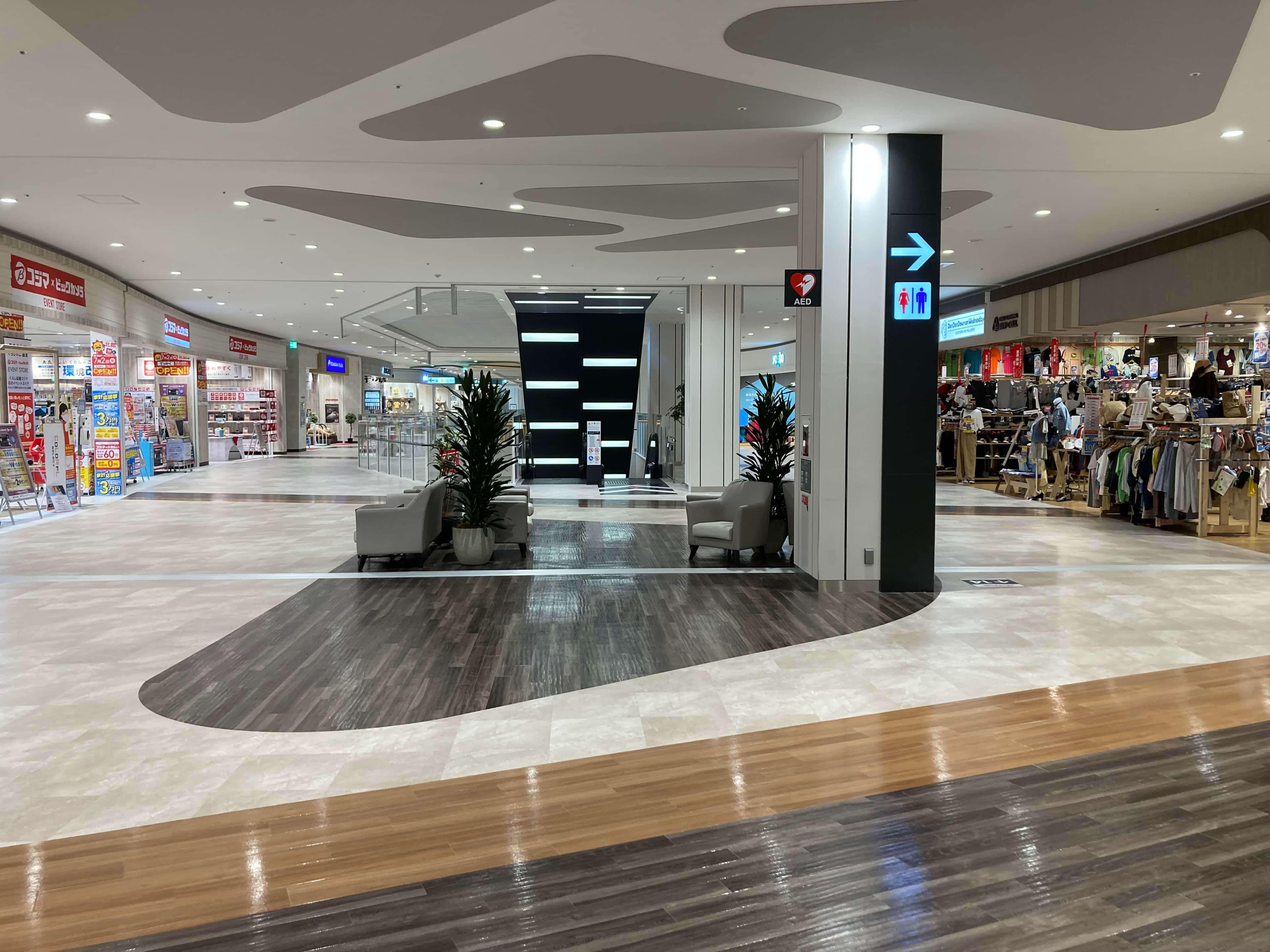 3階 モール東エスカレーター前