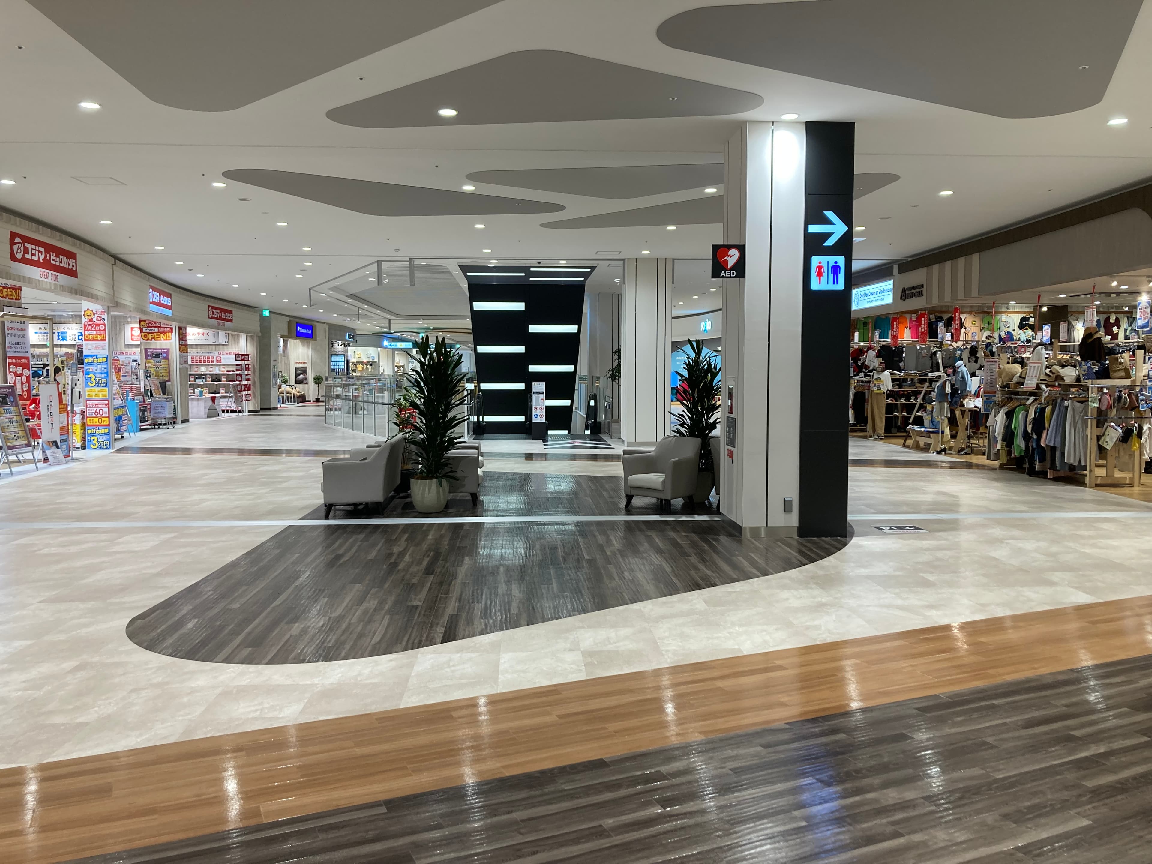 3階 モール東エスカレーター前