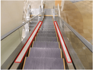 モール内広告 エスカレーター1