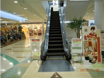 モール内広告 エスカレーター