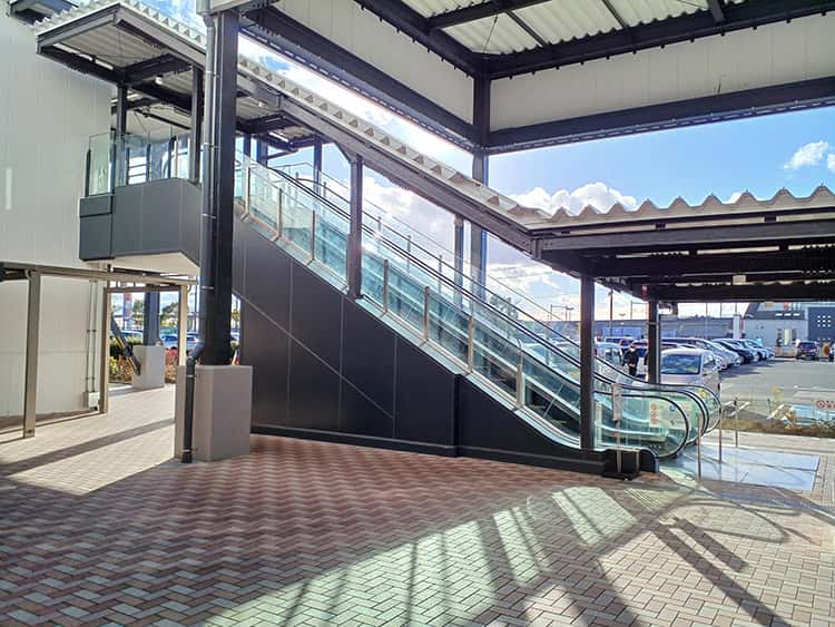 1F西1出入口外 屋外連絡通路前催事場