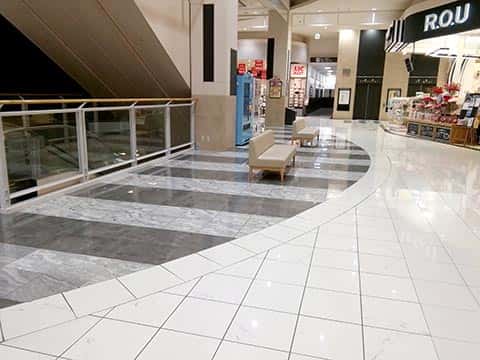 1F 西エスカレーター横