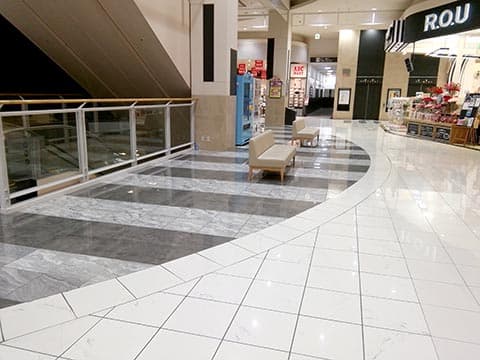 1F 西エスカレーター横