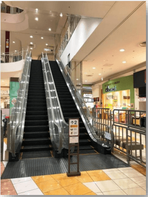 モール内広告 エスカレーター 1F