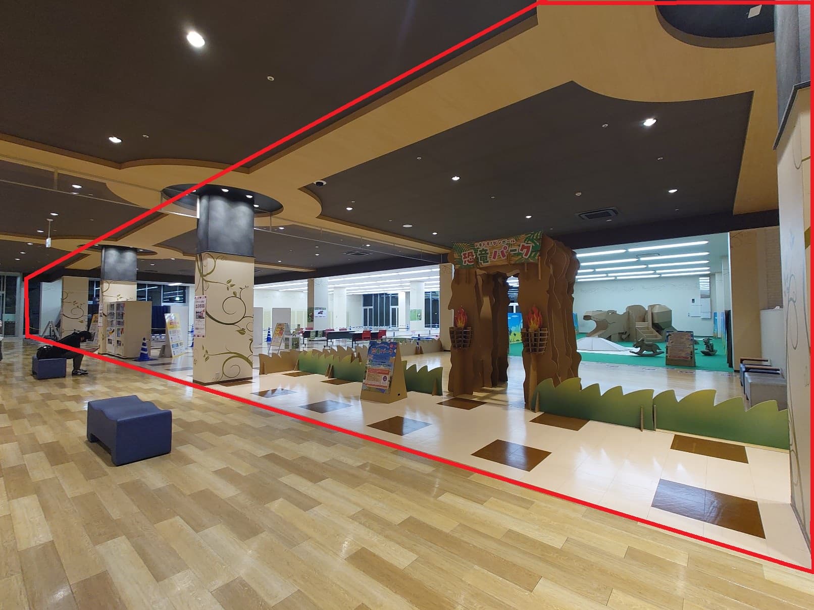 増床棟170区画 車寄せ付近の施設入口と隣接した各種お子さま向けあそびばも近い広々スペース