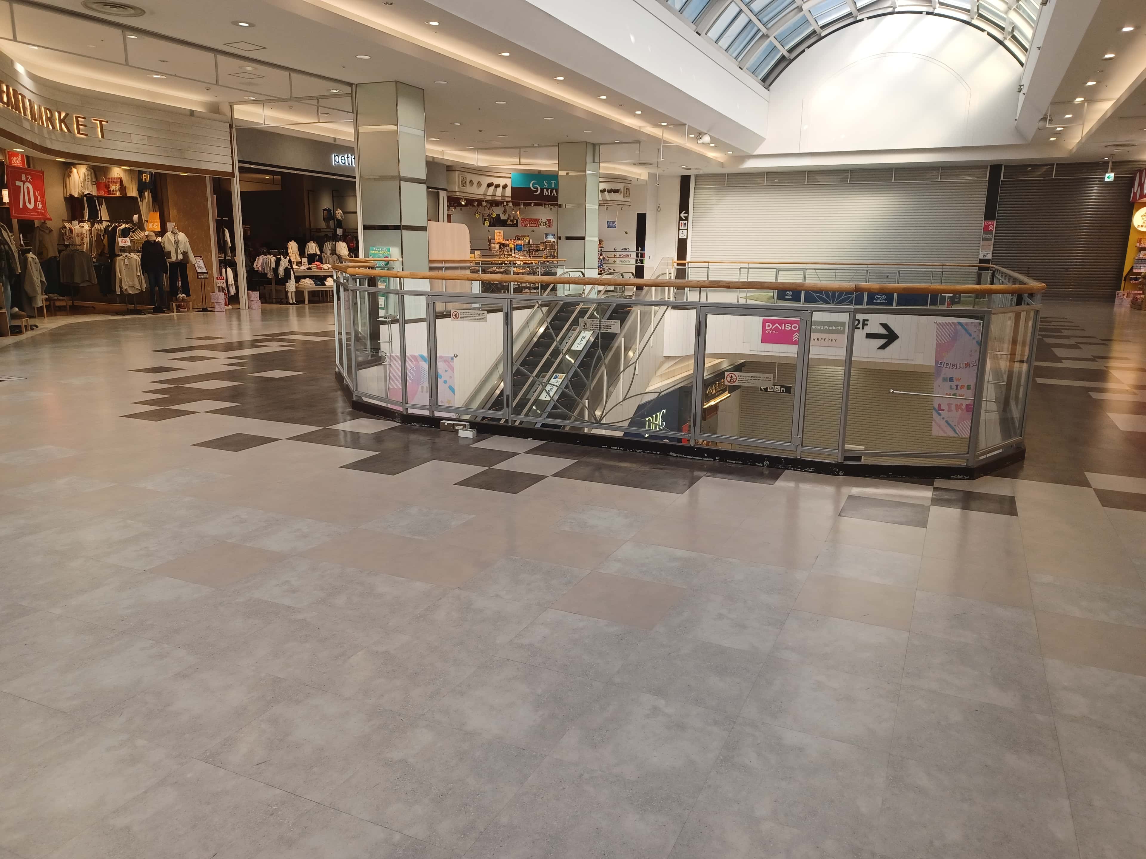 2F ローリーズファーム前