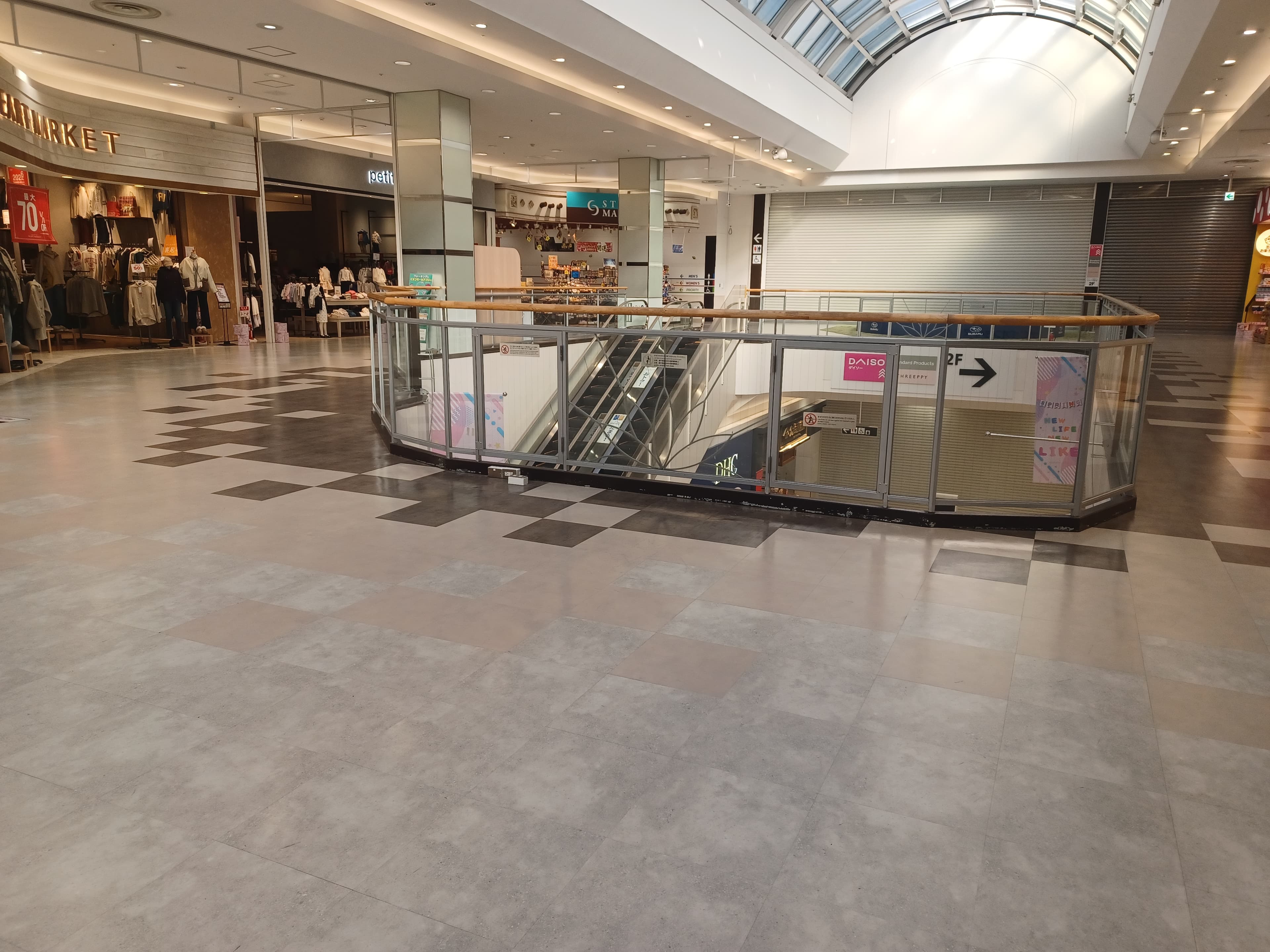 2F ローリーズファーム前