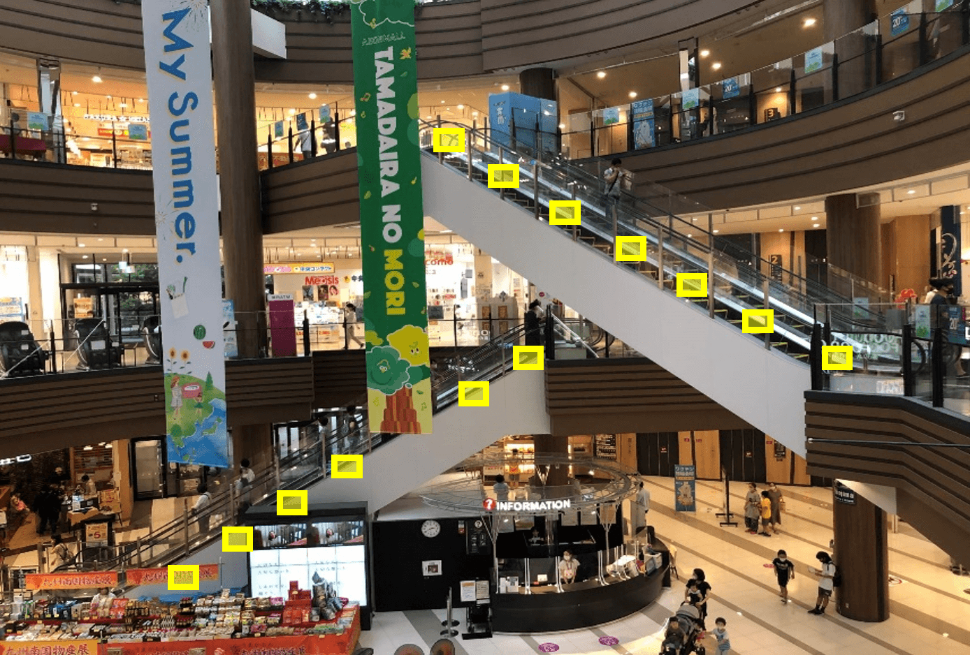 モール内広告 エスカレーターセンターコートガラス面