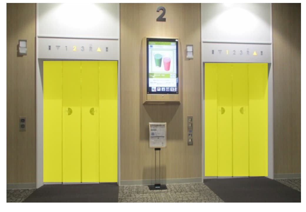 モール内広告 エレベーター扉1